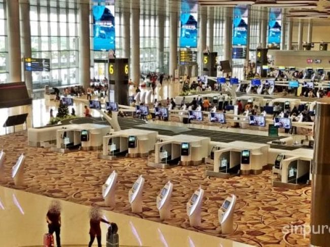 シンガポール　チャンギ空港　ターミナル４　お土産　仮眠　食事　ラウンジ