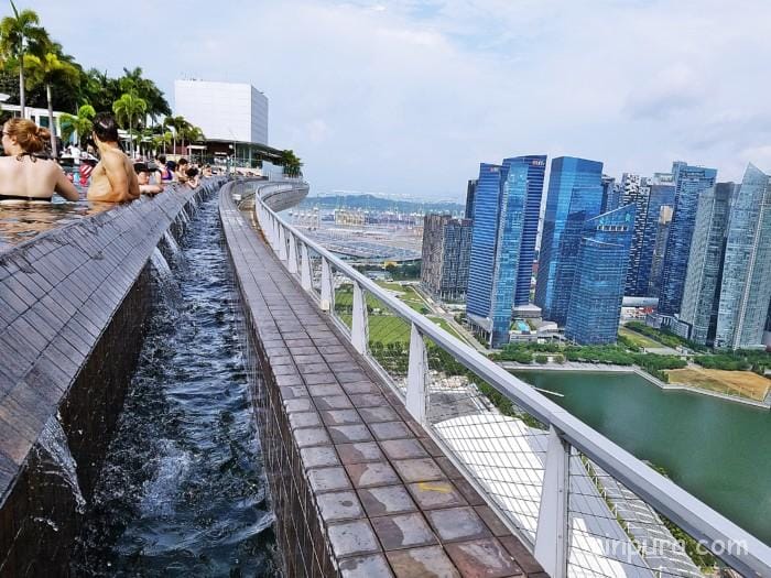 マリーナベイサンズ プール 落ちる 落ちた人 インフィニティプール 危ない