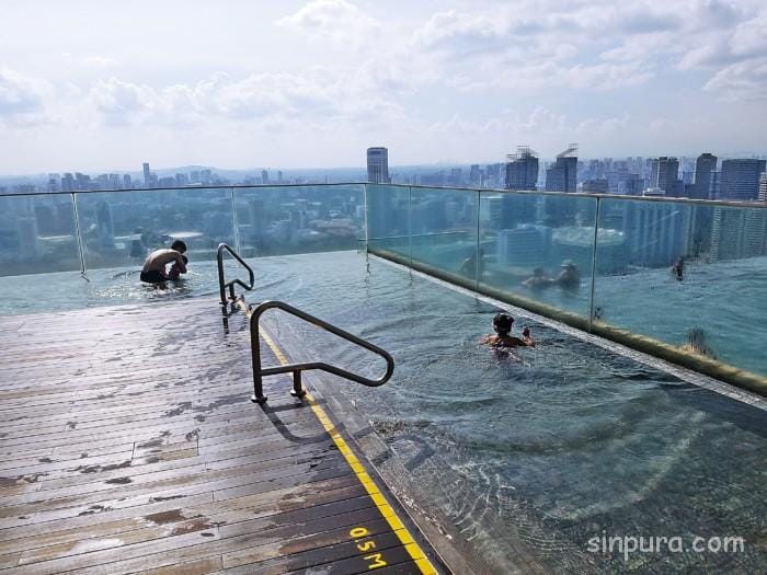 マリーナベイサンズ プール 落ちる 落ちた人 インフィニティプール 危ない