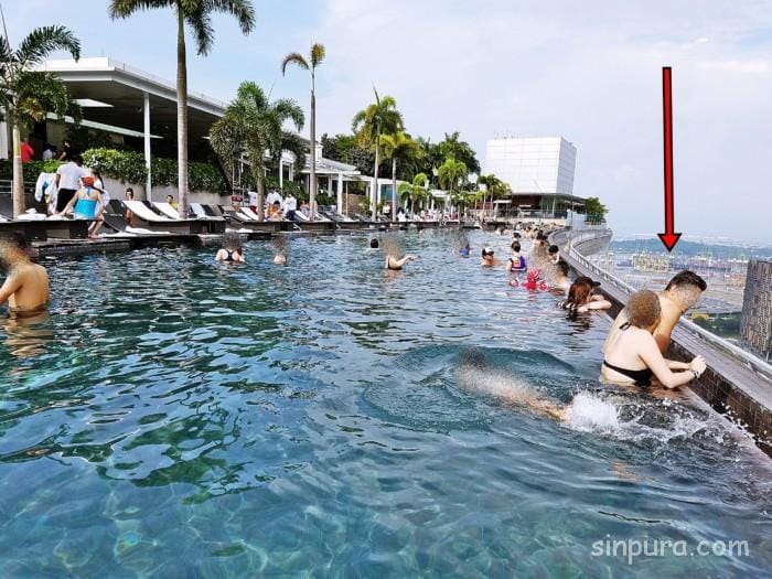 マリーナベイサンズ プール 落ちる 落ちた人 インフィニティプール 危ない