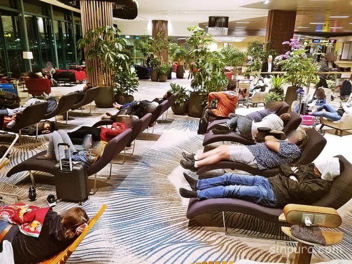 シンガポール　チャンギ空港　仮眠　早朝　寒い