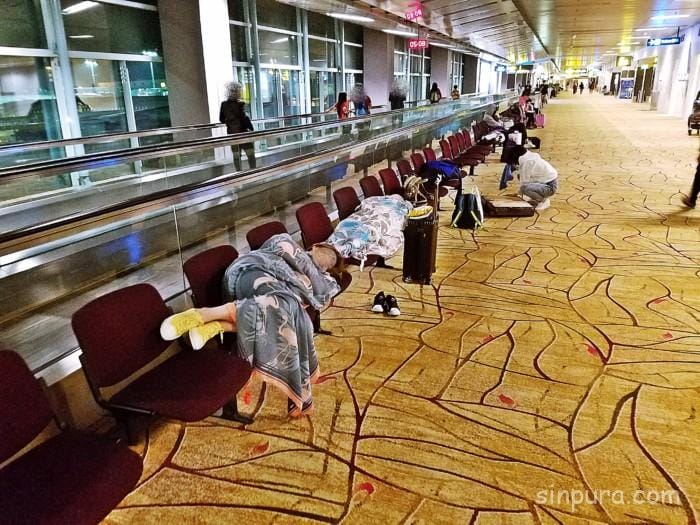 シンガポール　チャンギ空港　仮眠　早朝　寒い